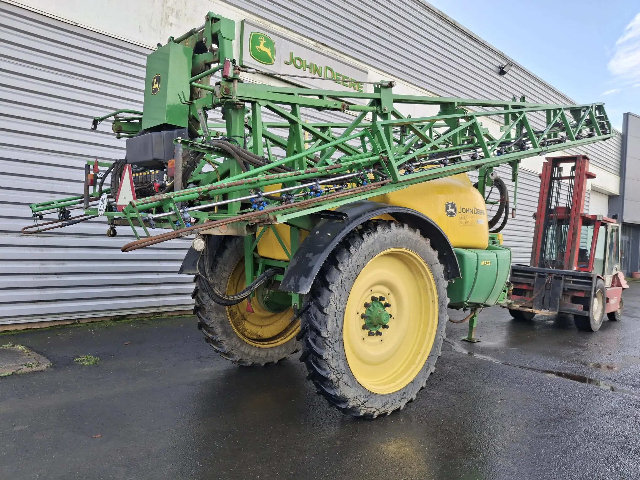 Image JOHN DEERE PULVERISATEUR TRAINE M732