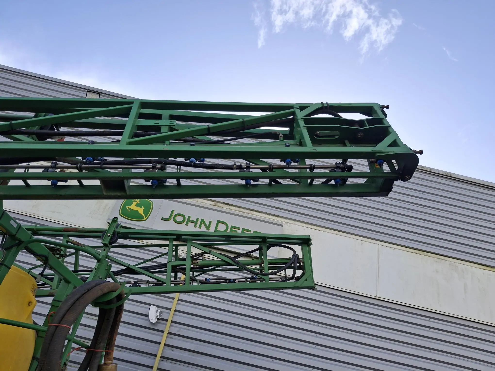 Image JOHN DEERE PULVERISATEUR TRAINE M732