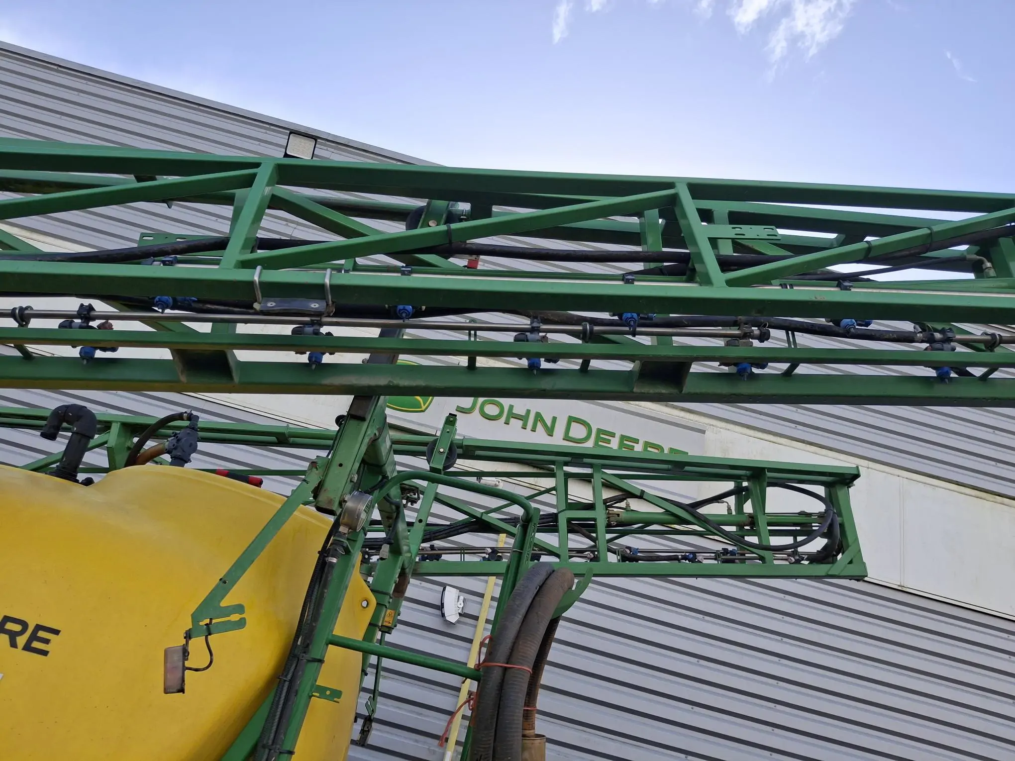 Image JOHN DEERE PULVERISATEUR TRAINE M732