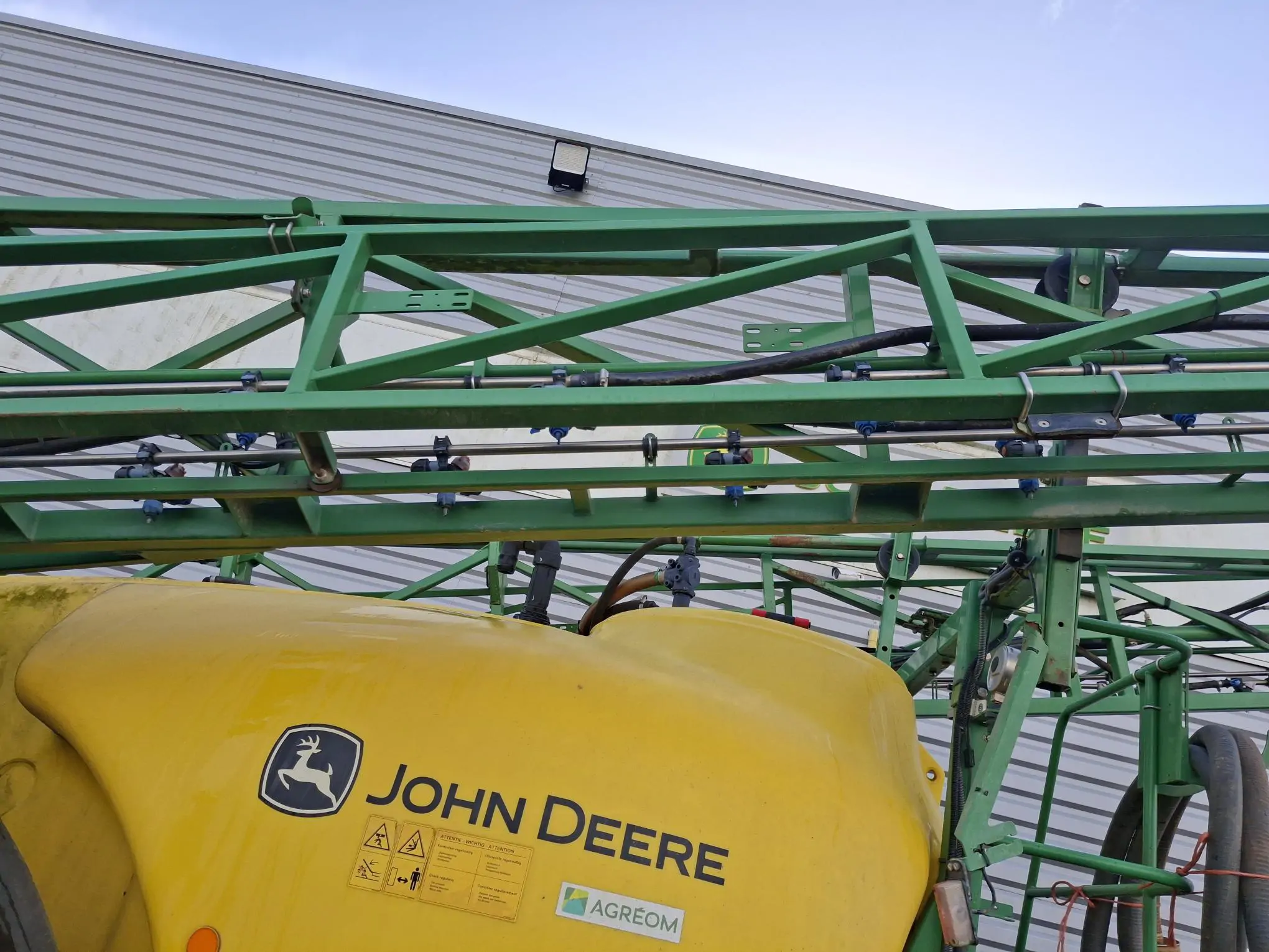 Image JOHN DEERE PULVERISATEUR TRAINE M732