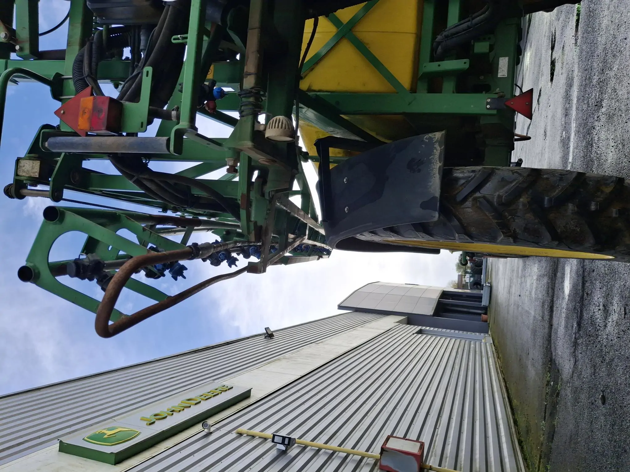 Image JOHN DEERE PULVERISATEUR TRAINE M732