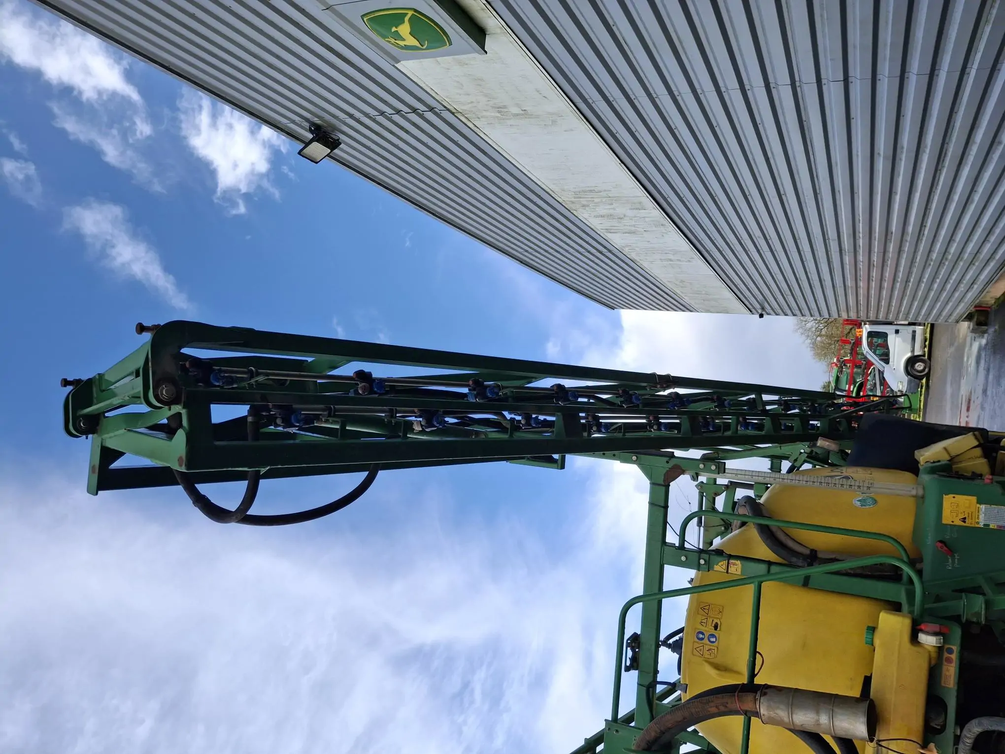 Image JOHN DEERE PULVERISATEUR TRAINE M732