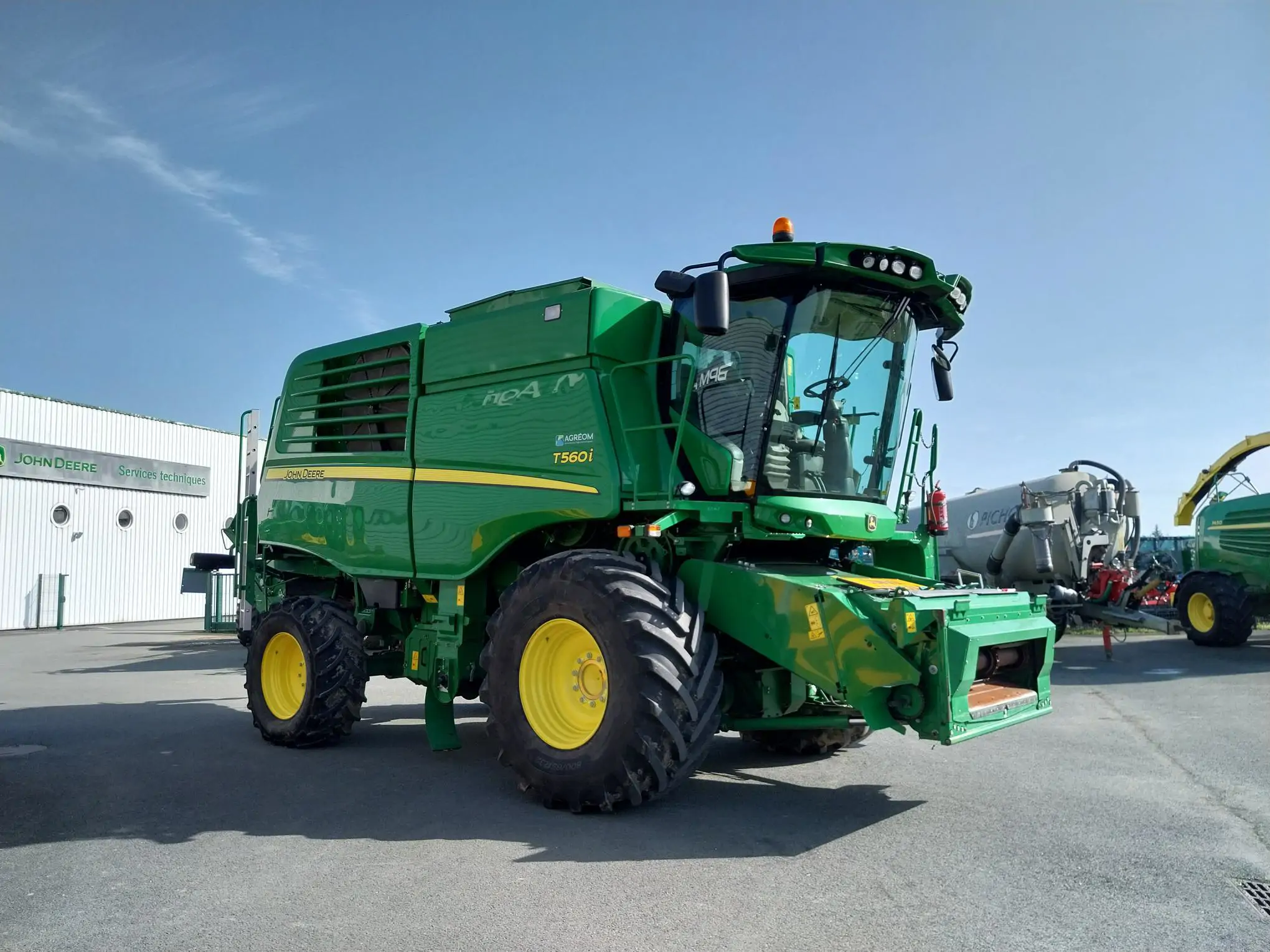 Image JOHN DEERE T560