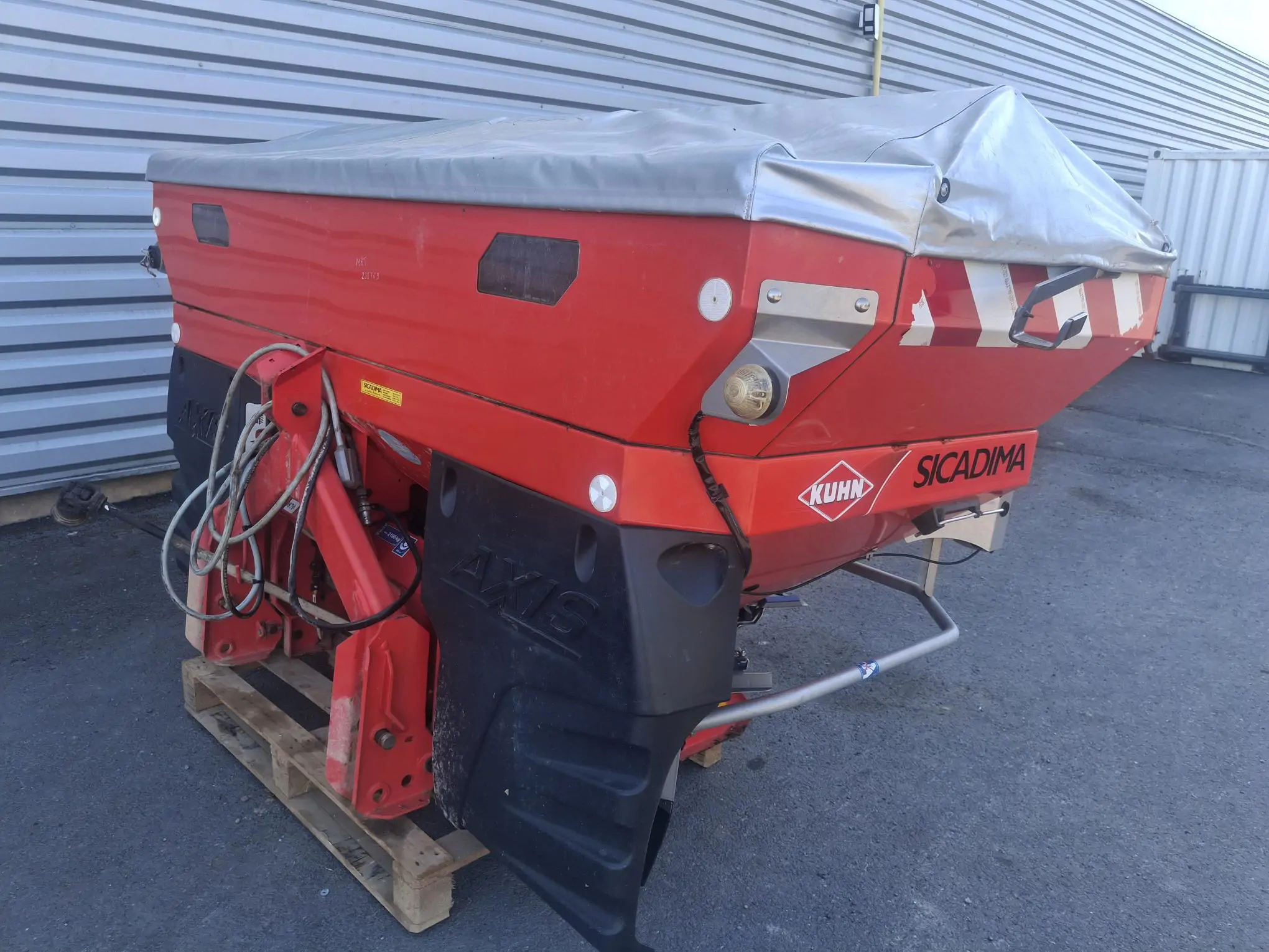 Photo KUHN DISTRI ENGRAIS KUHN AXIS 20.1