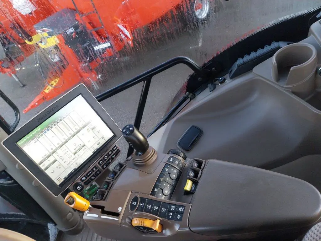 Image JOHN DEERE 6215R