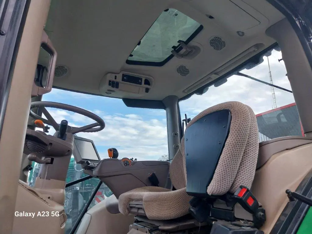 Image JOHN DEERE 6215R