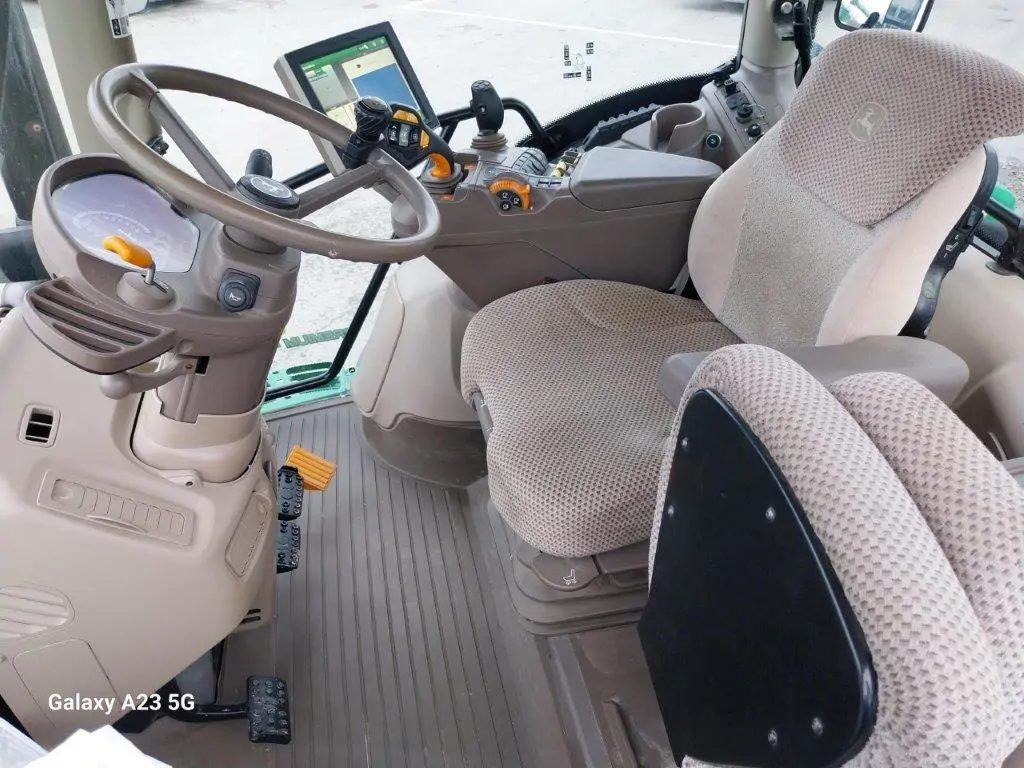 Image JOHN DEERE 6215R