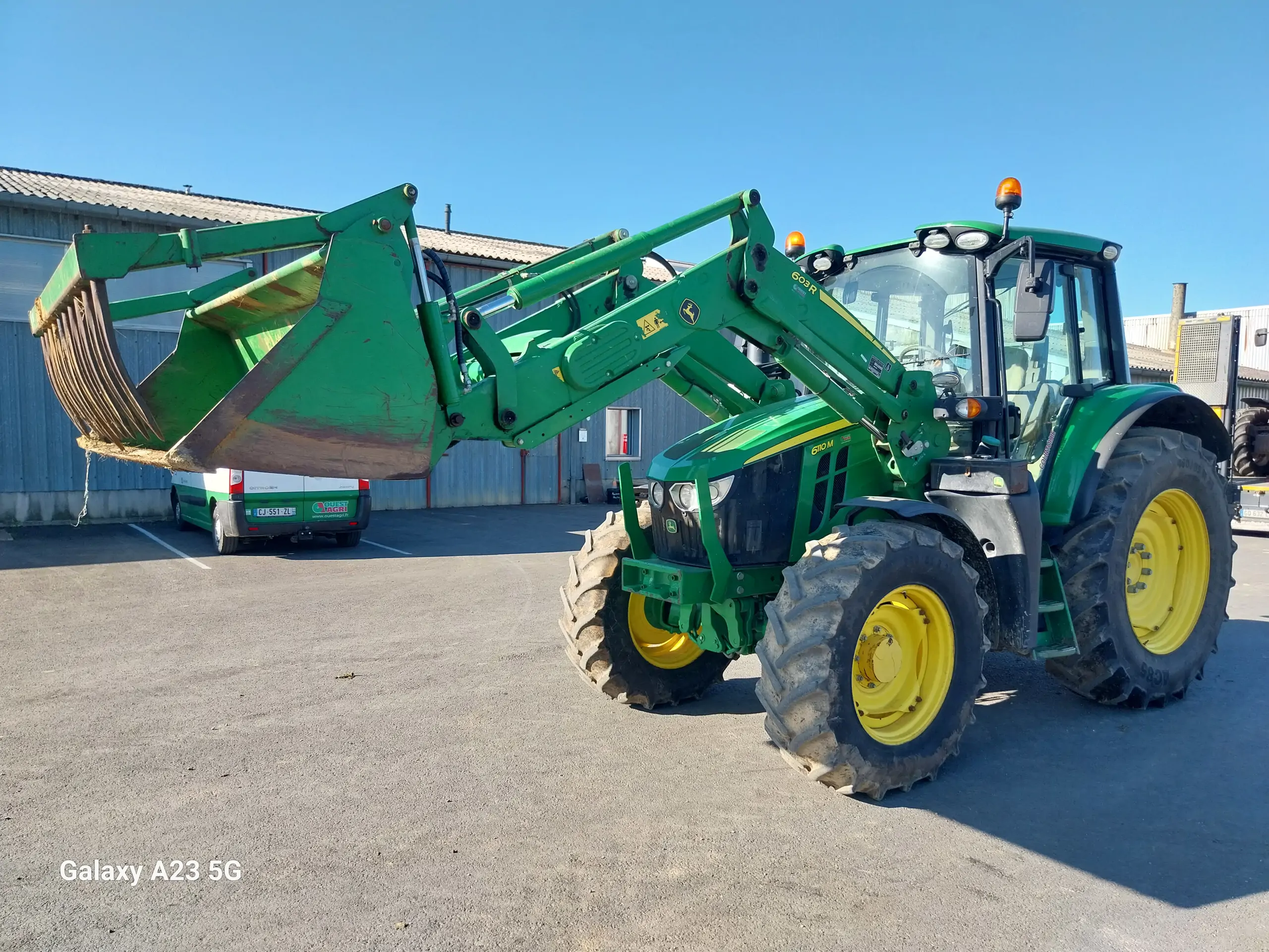 Photo JOHN DEERE 6110M
