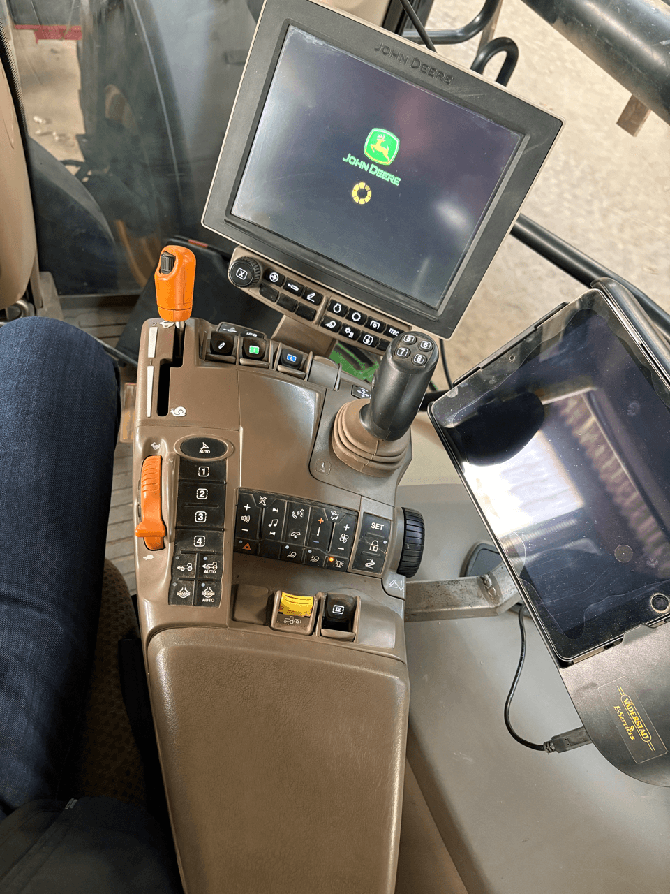 Image JOHN DEERE 6195R