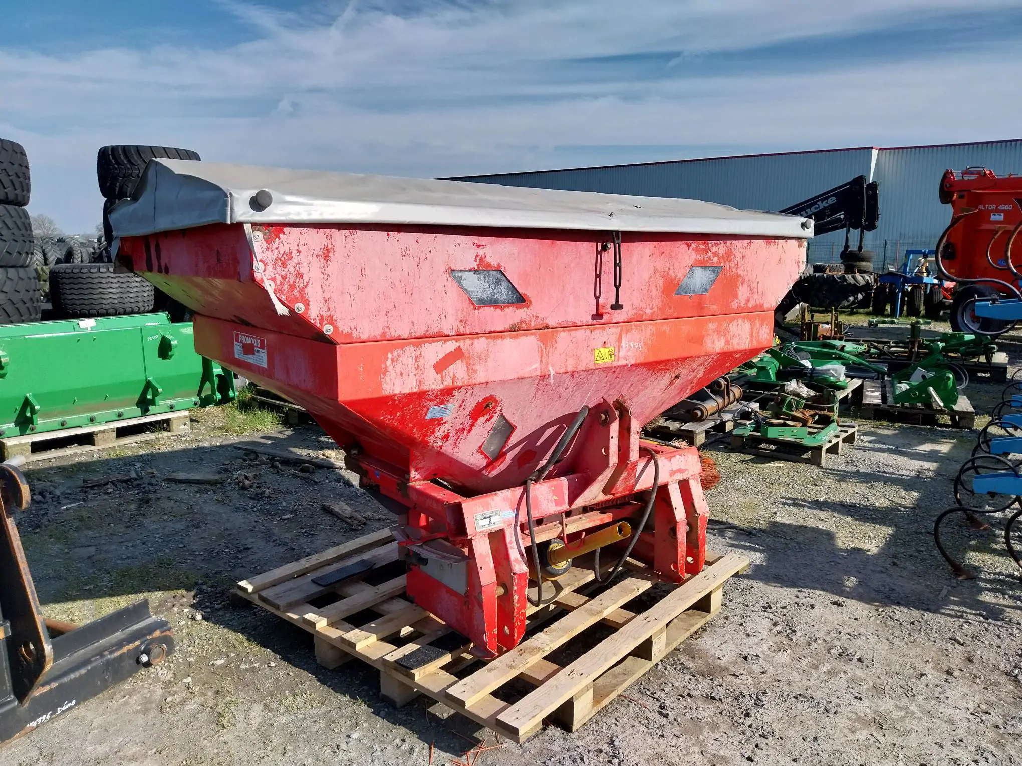 Photo KUHN DISTRIBUTEUR ENGRAIS KUHN MDS