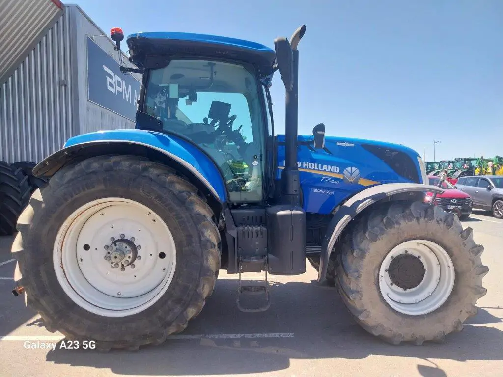 Image NEW HOLLAND TRACTEUR NH T7.230