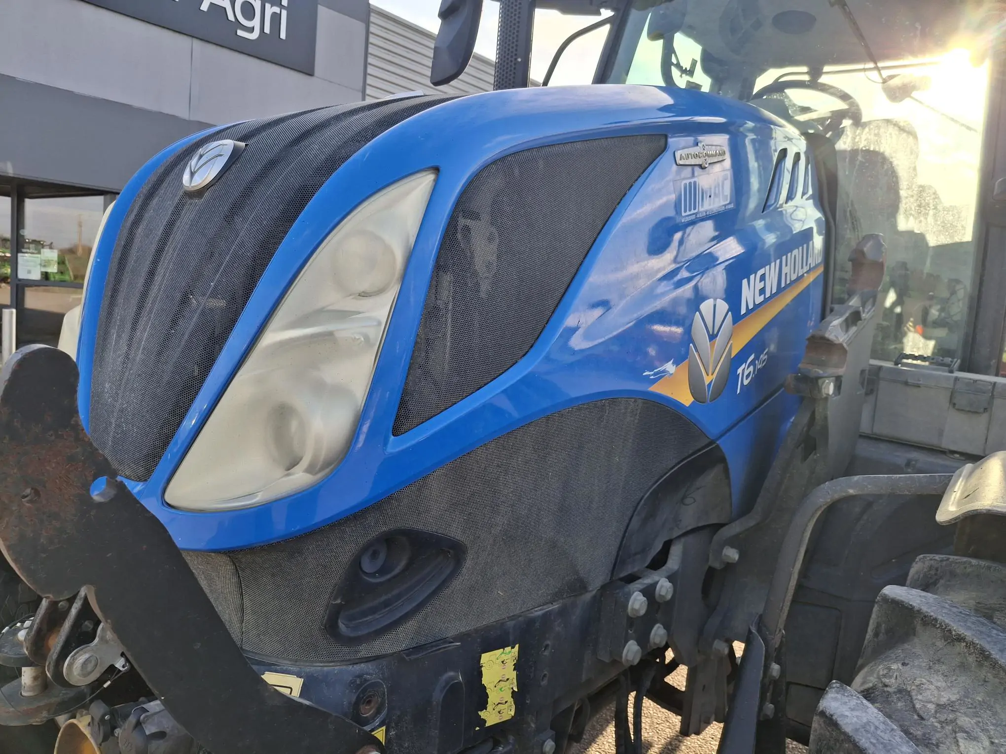 Image NEW HOLLAND TRACTEUR NH T6.145
