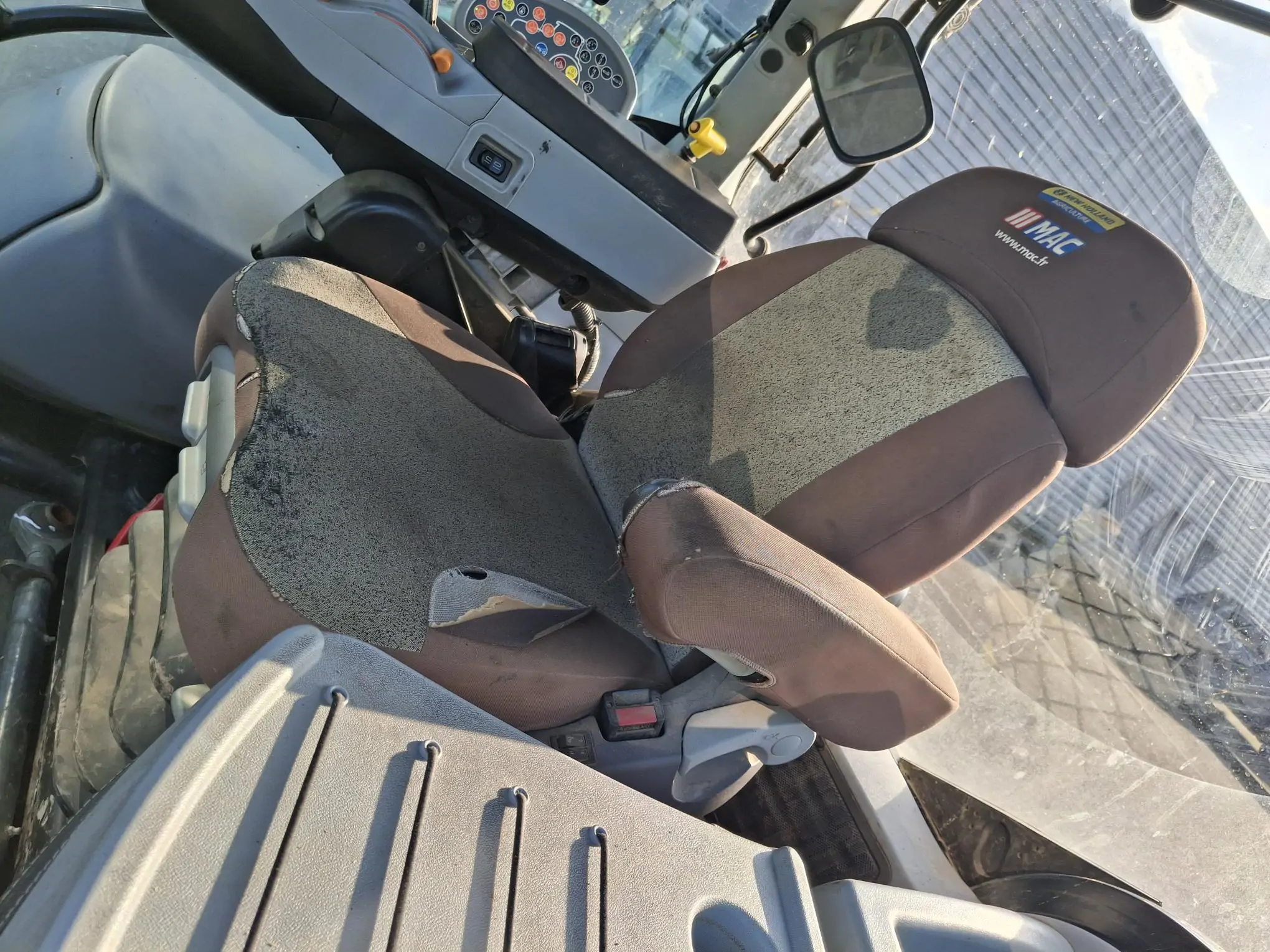 Image NEW HOLLAND TRACTEUR NH T6.145