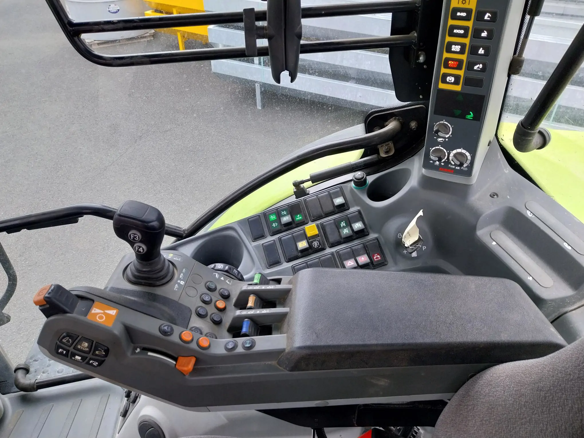 Image CLAAS TRACTEUR ARION 530