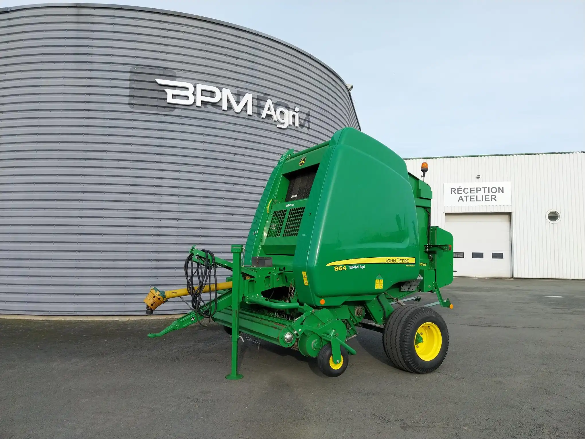 Photo JOHN DEERE ROUND BALLER 864 BALETRACK PLU
