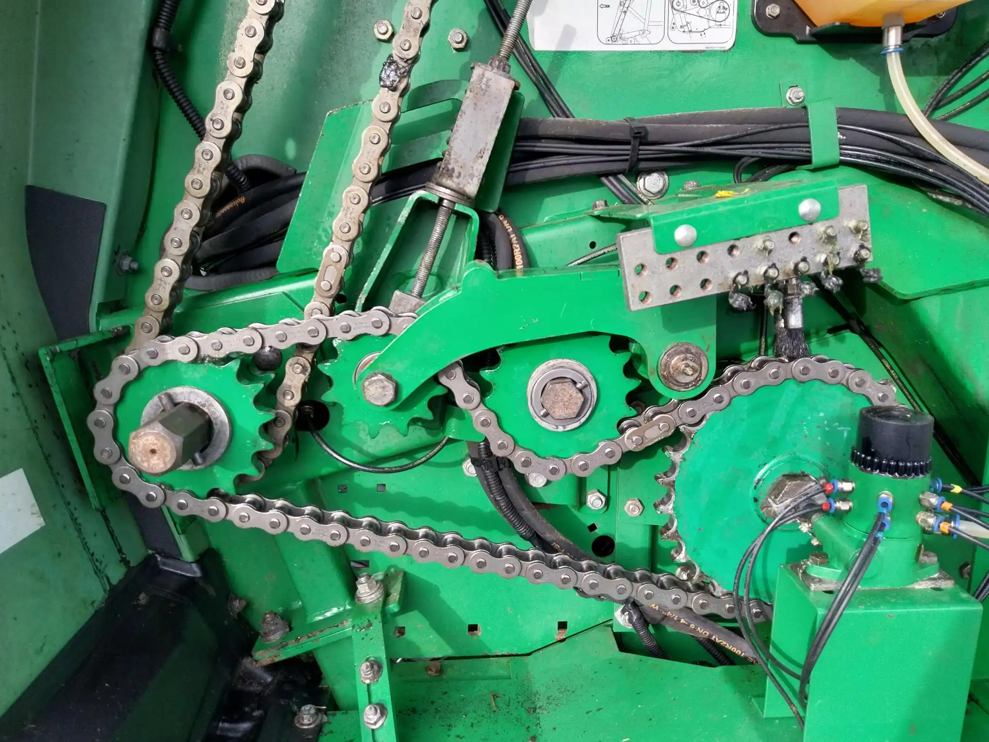 Image JOHN DEERE ROUND BALLER 864 BALETRACK PLU