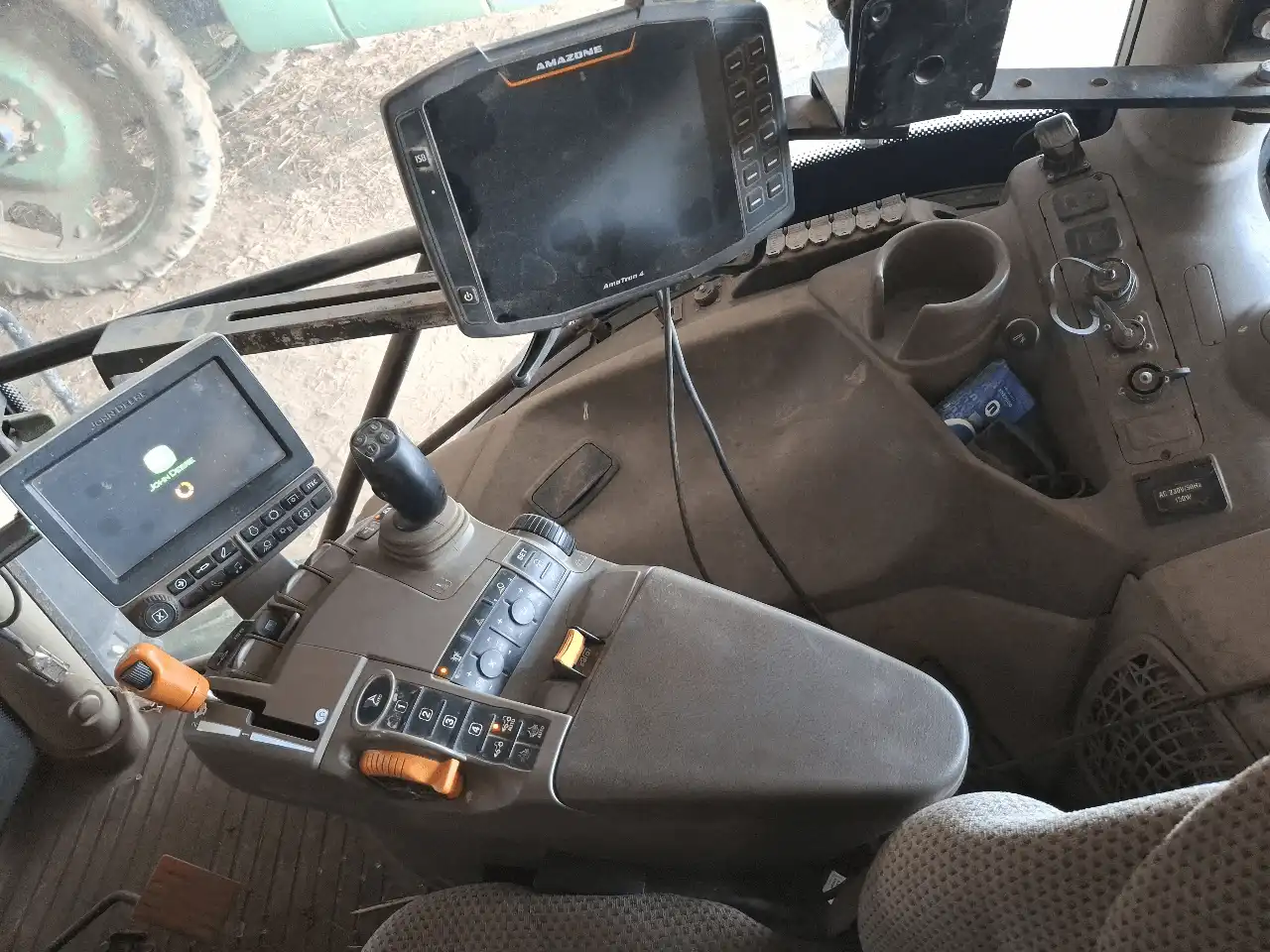 Photo JOHN DEERE 6110R