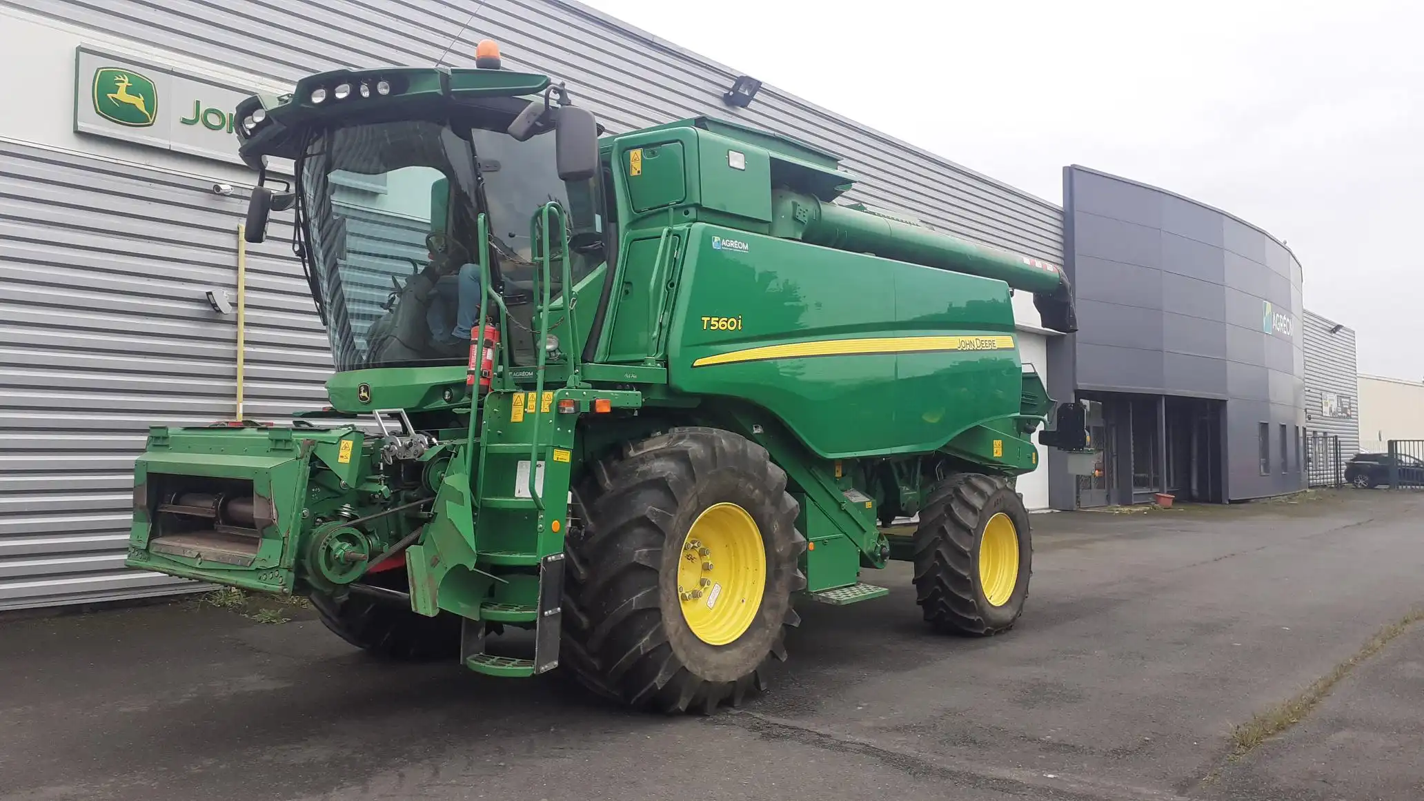 Image JOHN DEERE T560