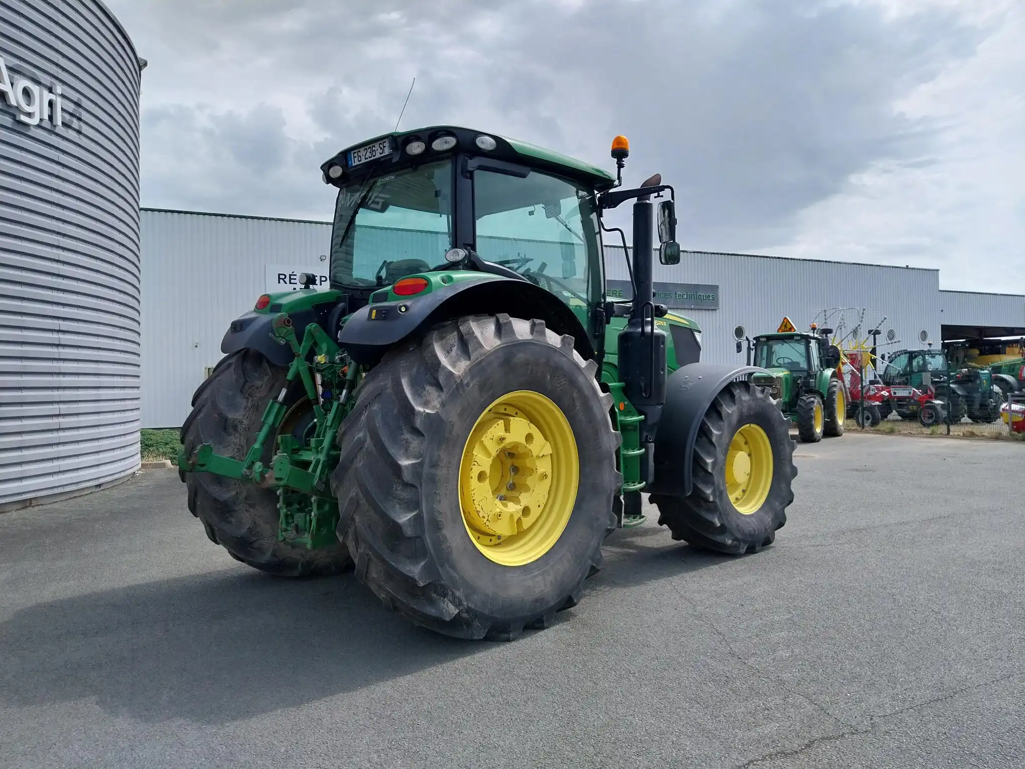 Image JOHN DEERE 6215R