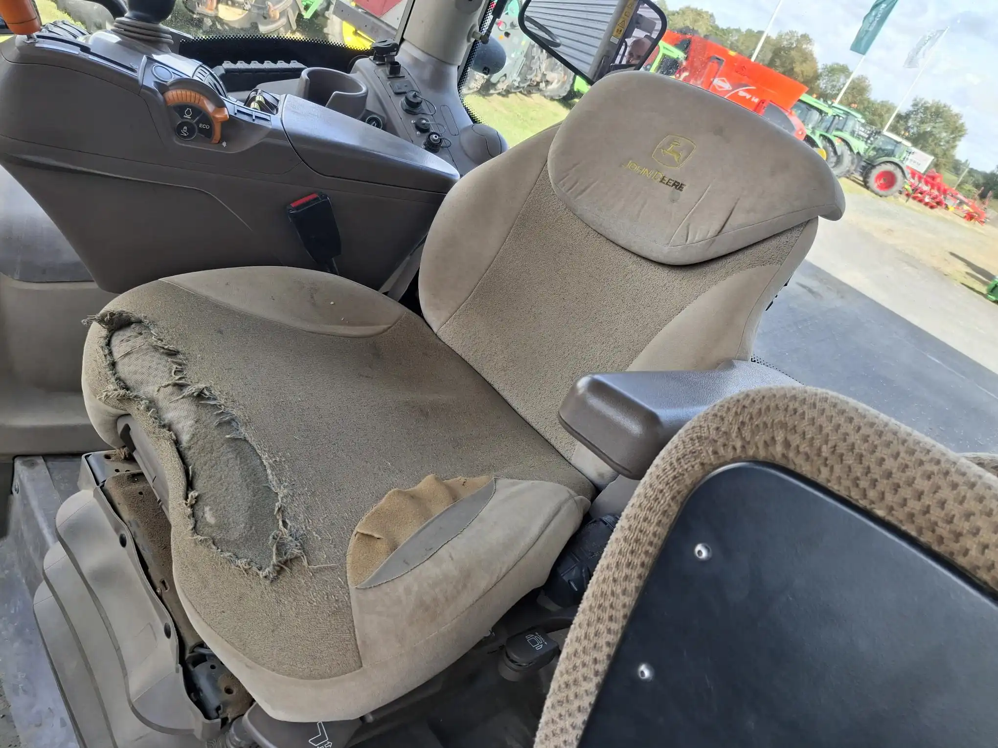 Image JOHN DEERE 6215R