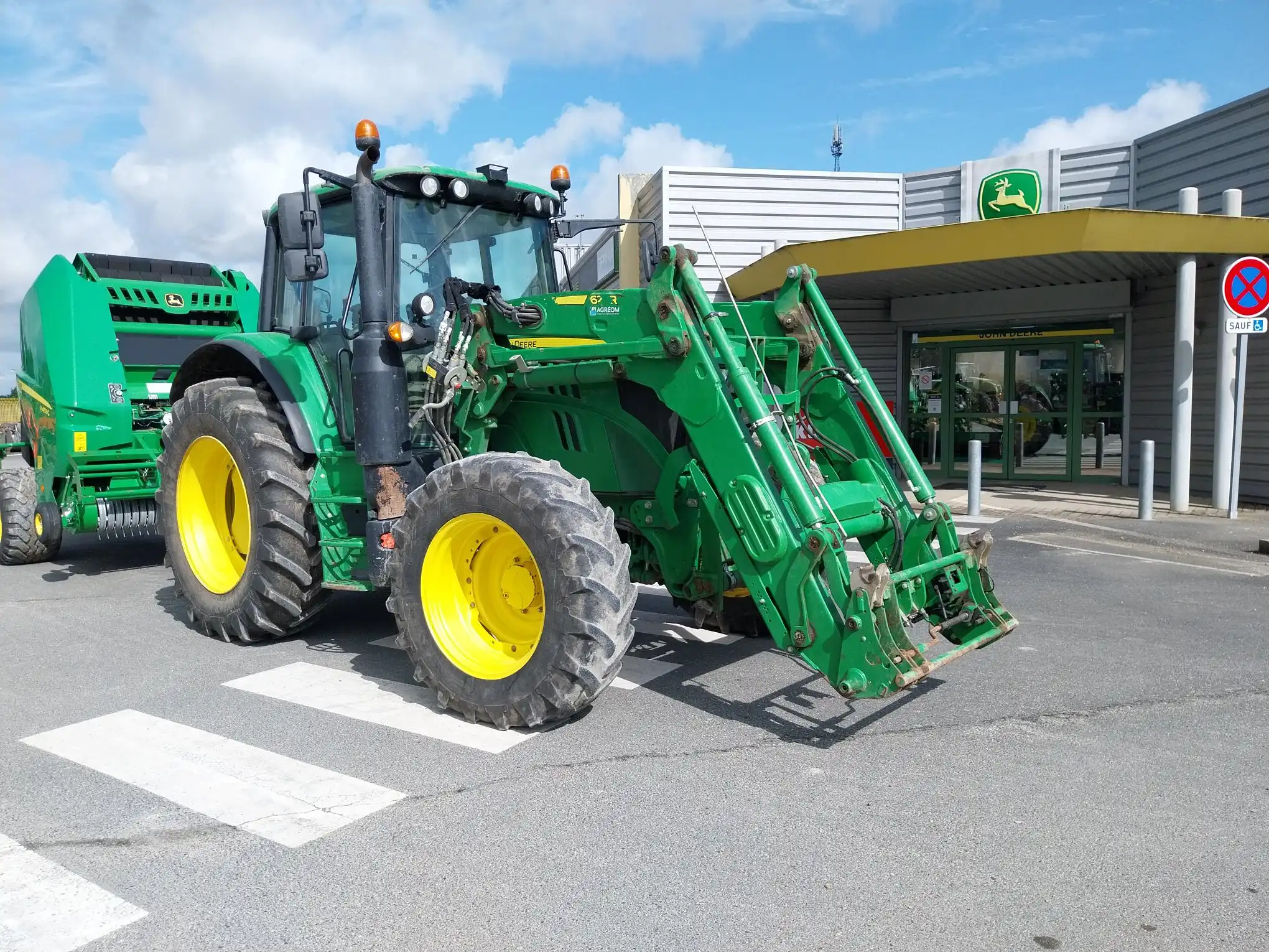 Photo JOHN DEERE 6110M