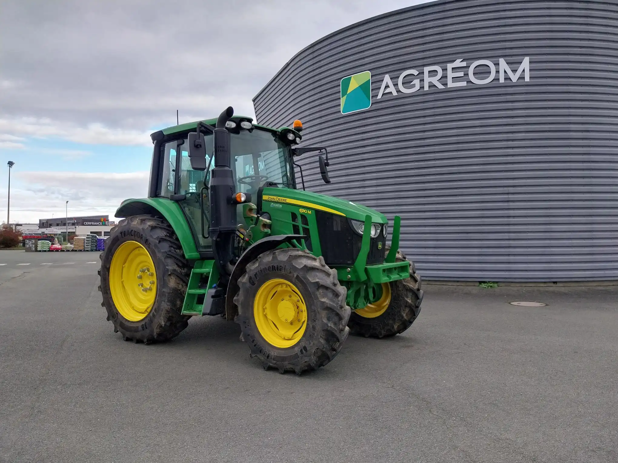 Photo JOHN DEERE 6110M