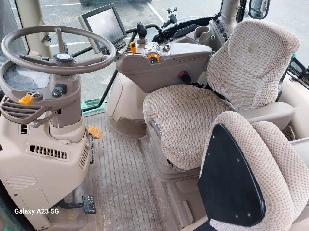 Image JOHN DEERE 6215R