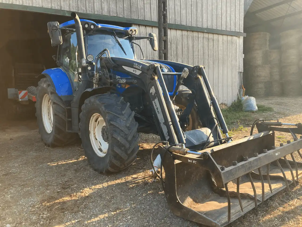 Image NEW HOLLAND TRACTEUR NH T6