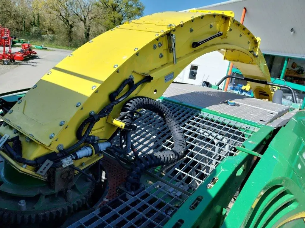 Photo JOHN DEERE ENSILEUSE 8400