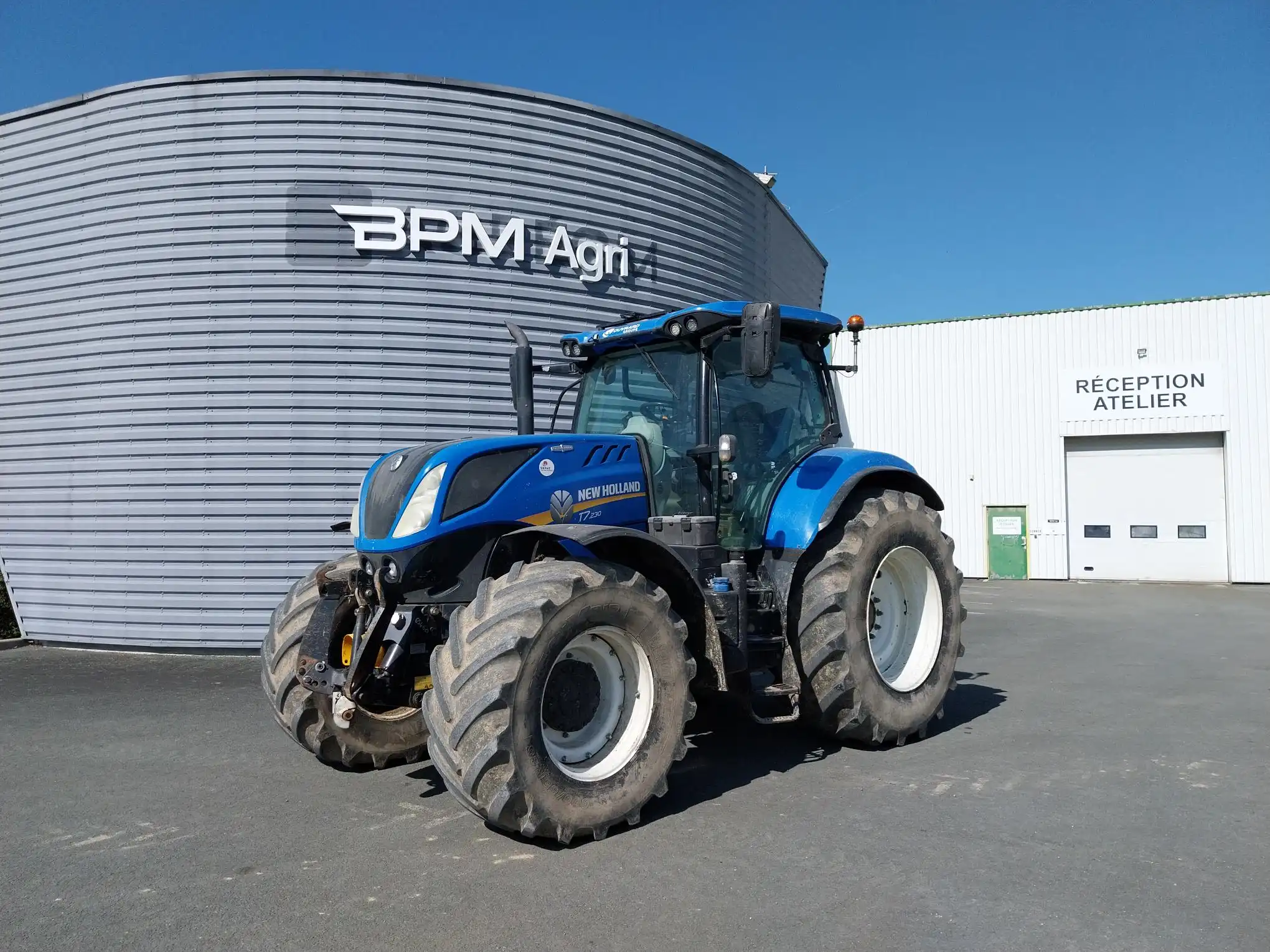 Photo NEW HOLLAND TRACTEUR NEW HOLLAND T7 230