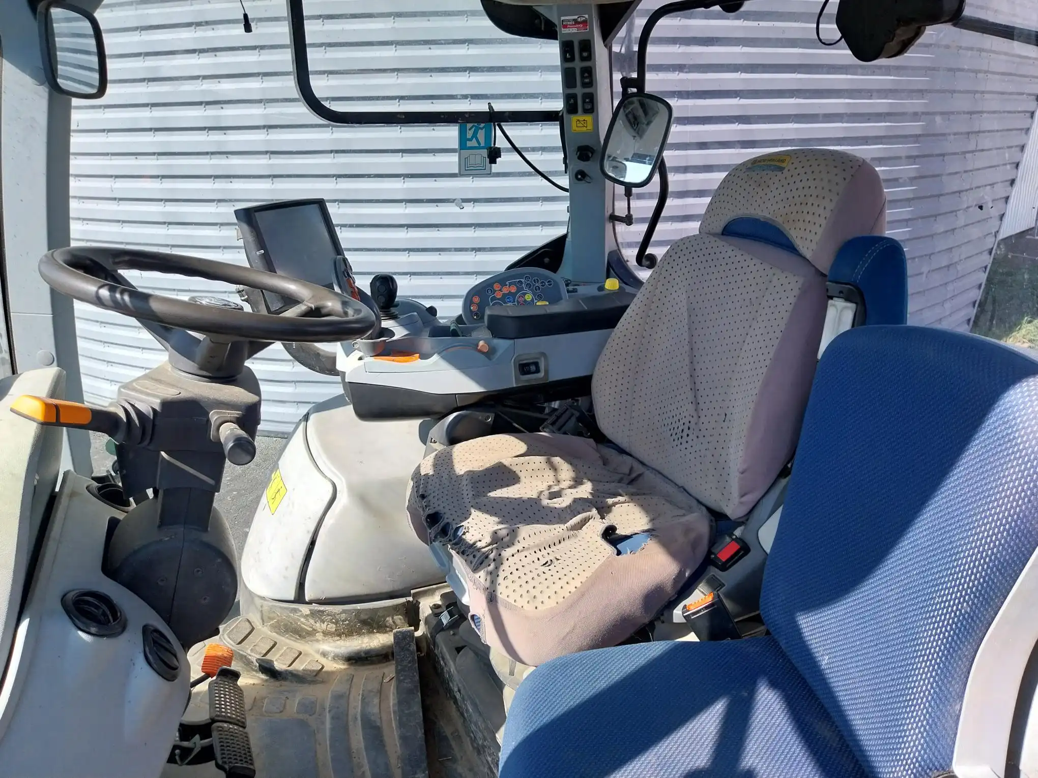 Image NEW HOLLAND TRACTEUR NEW HOLLAND T7 230