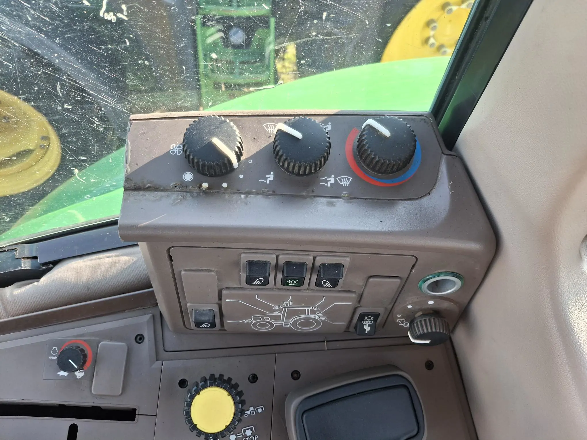 Image JOHN DEERE TRACTEUR JOHN DEERE 6130