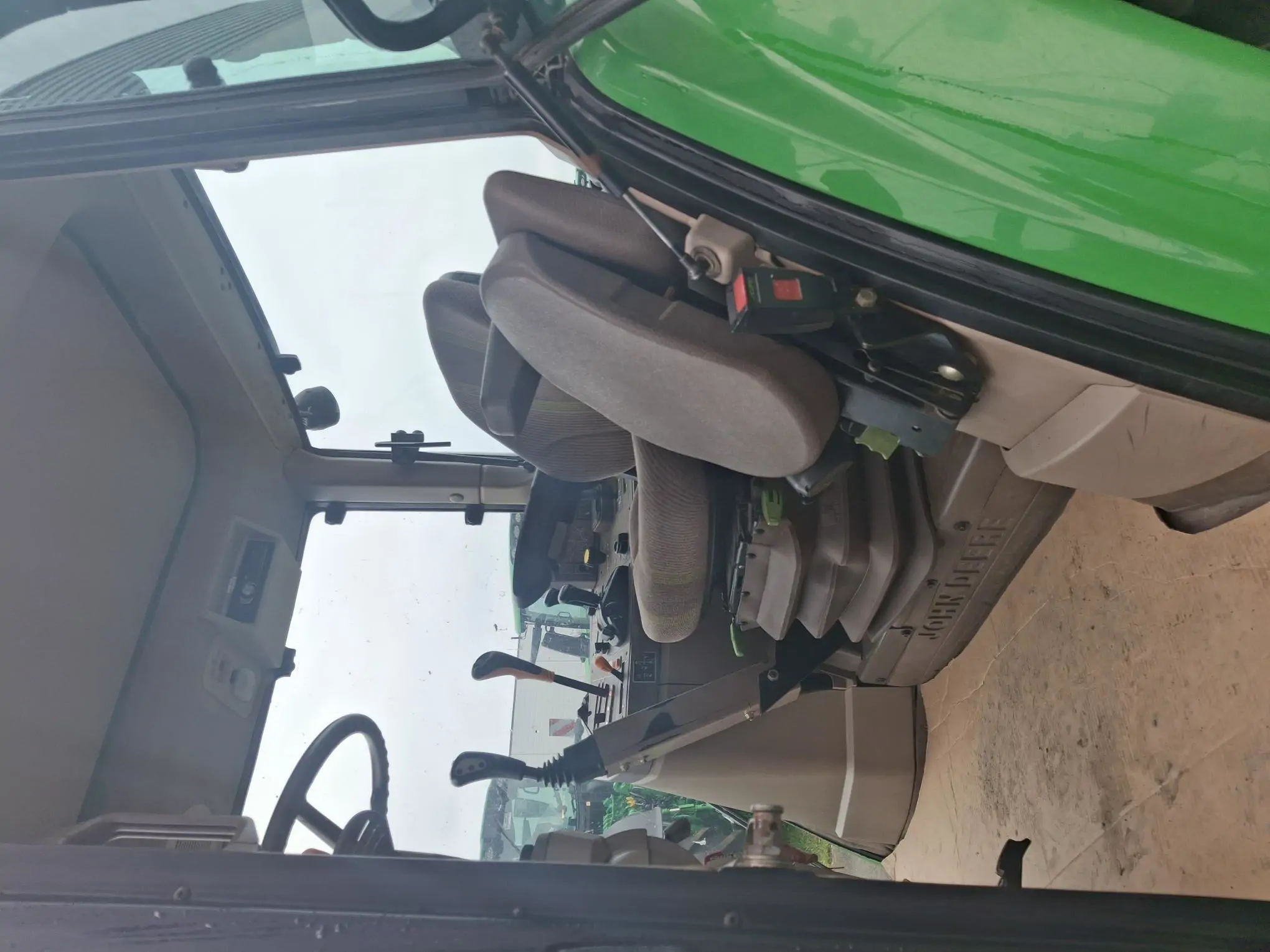 Image JOHN DEERE TRACTEUR JOHN DEERE 6130