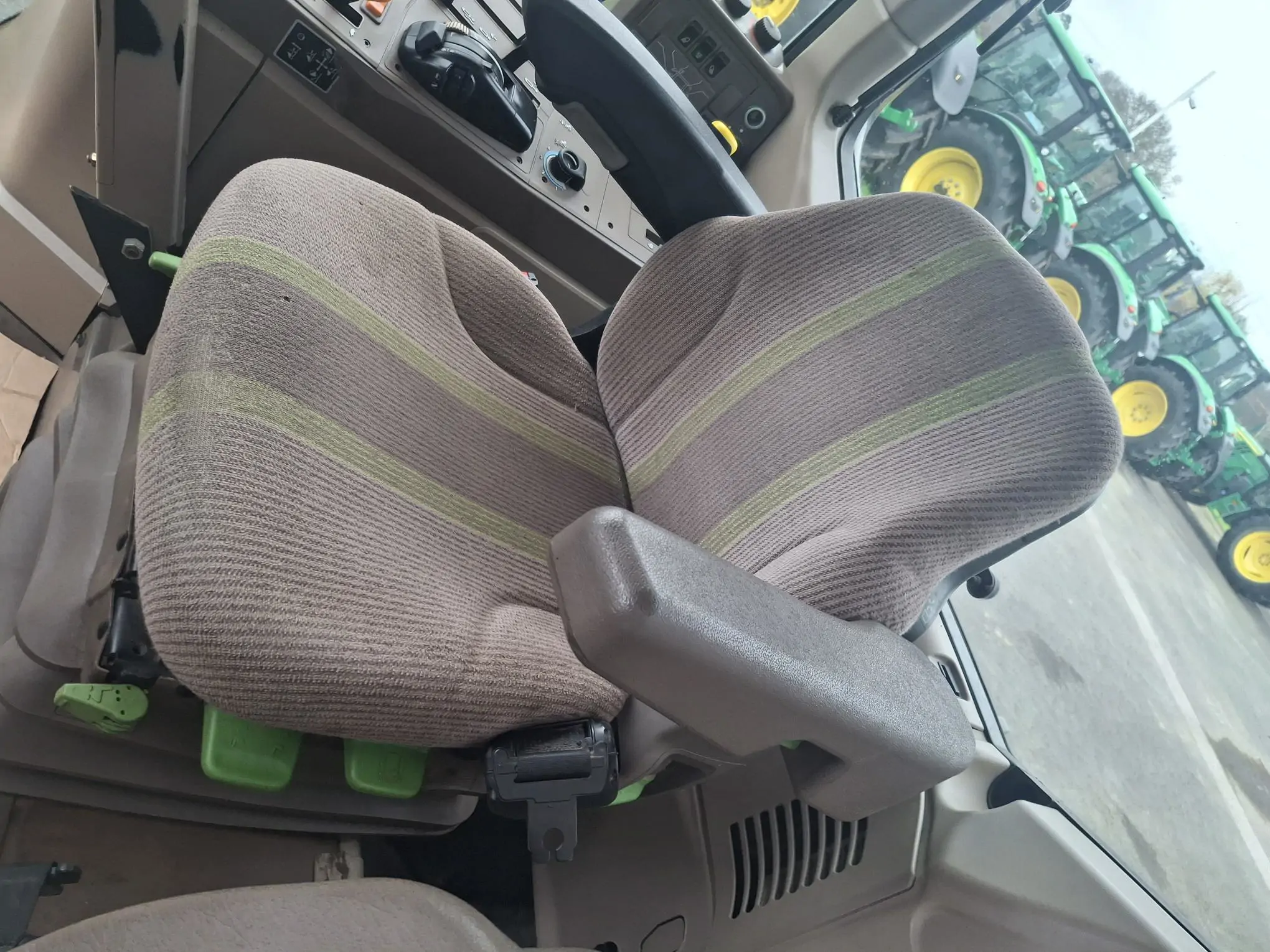 Image JOHN DEERE TRACTEUR JOHN DEERE 6130