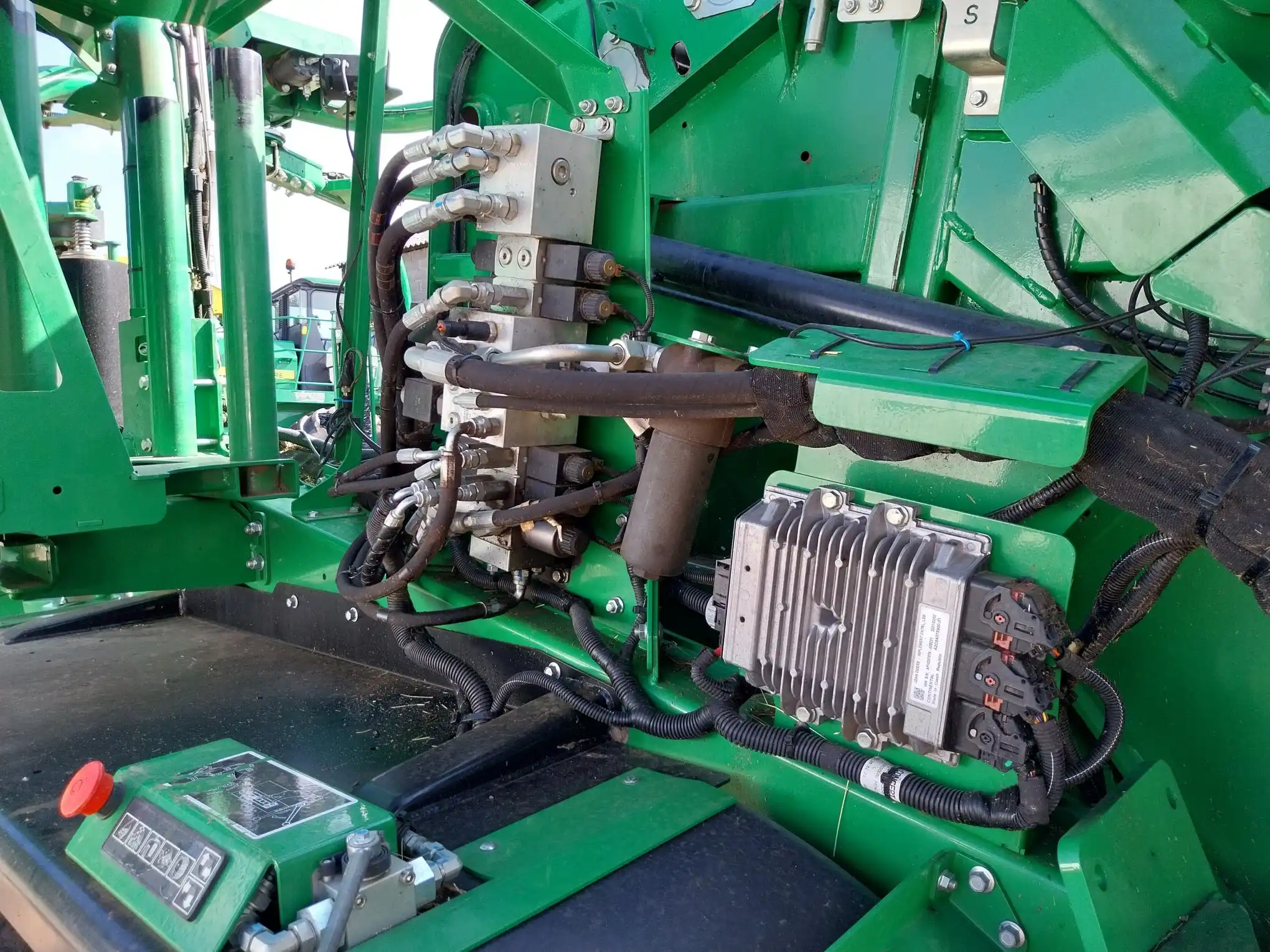 Image JOHN DEERE PRESSE ENRUBANNEUSE JD C441R