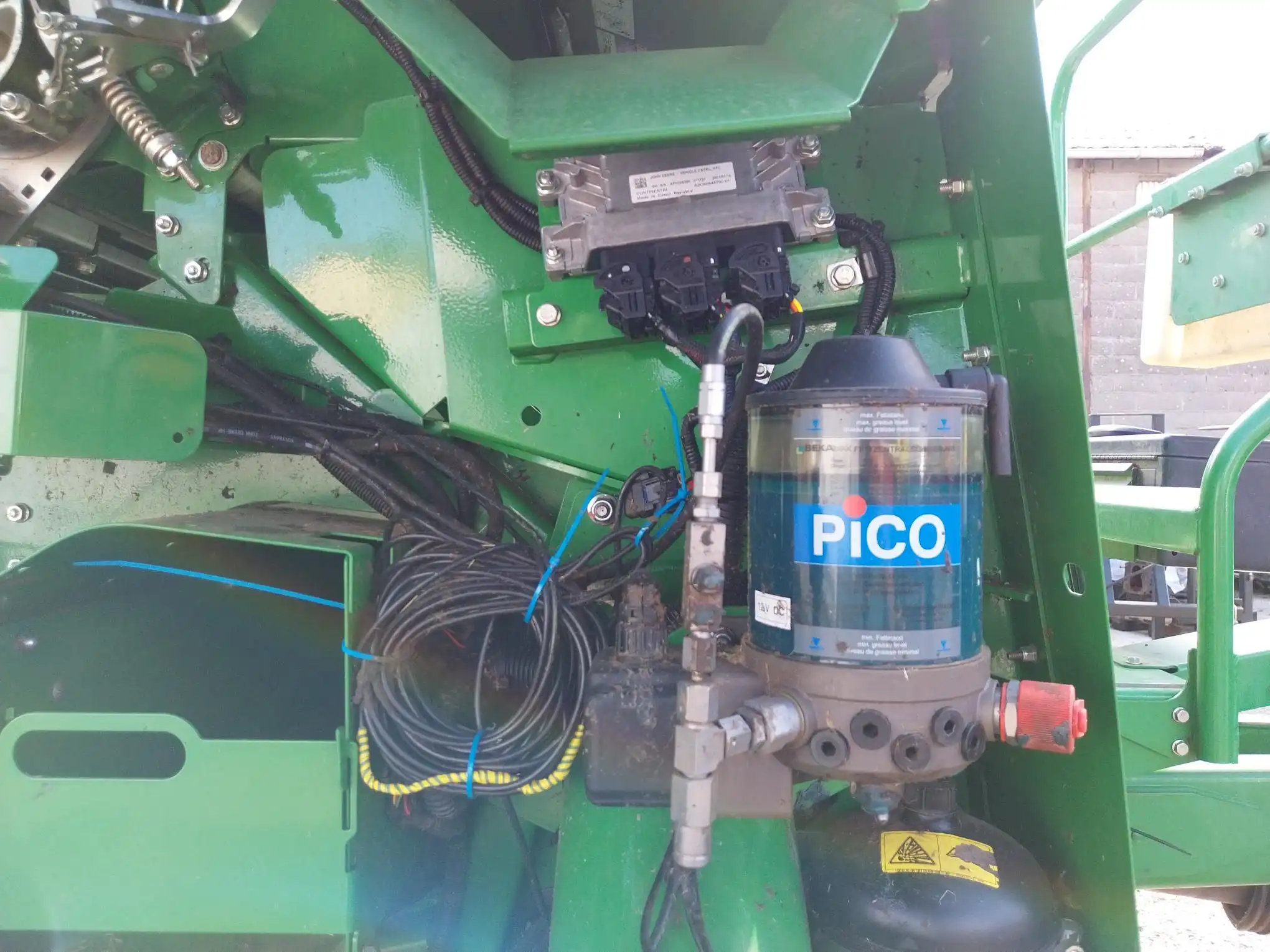 Image JOHN DEERE PRESSE ENRUBANNEUSE JD C441R
